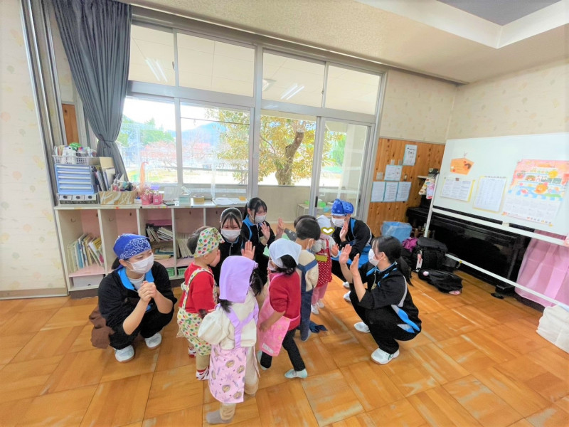 八幡幼稚園魚食タッチ