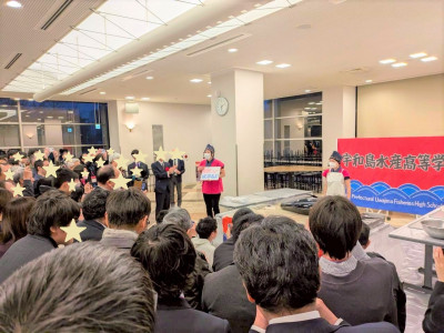 松山大学大勢の前